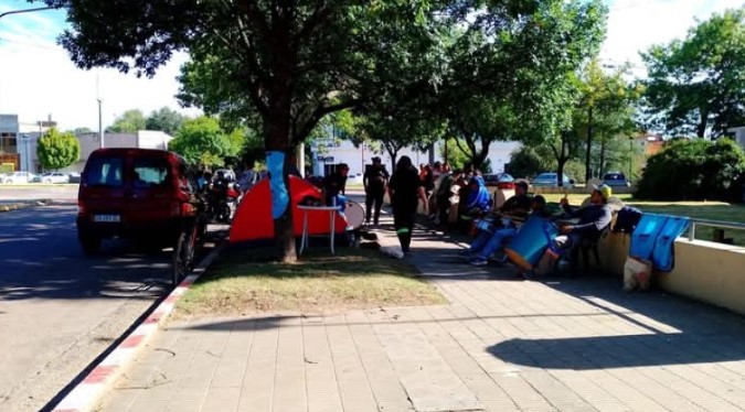 Intendente Alvear: empleados municipales endurecen la protesta con un acampe frente al municipio.