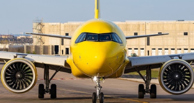 Una famosa aerolínea low cost le prohibirá viajar a pasajeros descalzos, con poca ropa o tatuajes