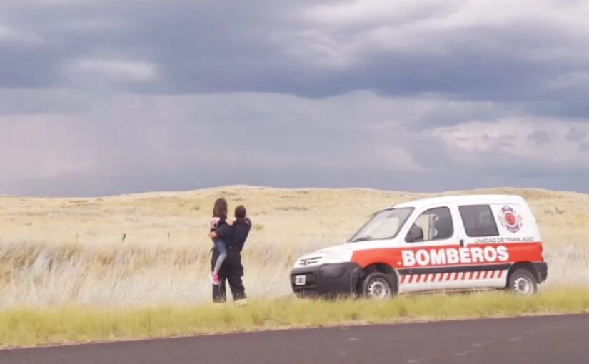 La foto de la bombera, conteniendo a una nena en un vuelco en el oeste pampeano