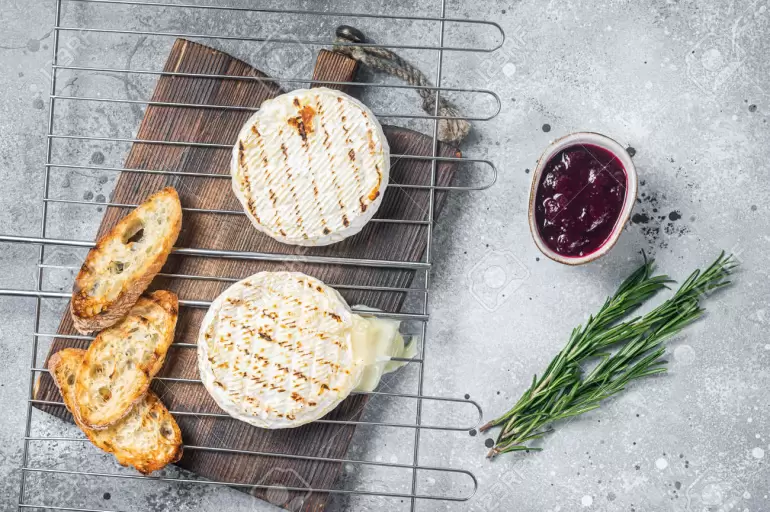 Camembert asado con arándanos