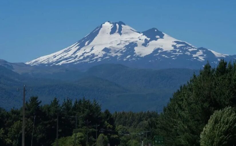 El volcán activo más alto del mundo está en Argentina: la última vez que entró en erupción