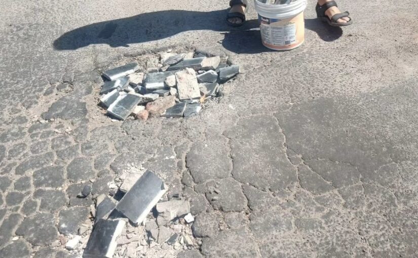 Vecinos al rescate: el ingenio popular para tapar los baches en Santa Rosa