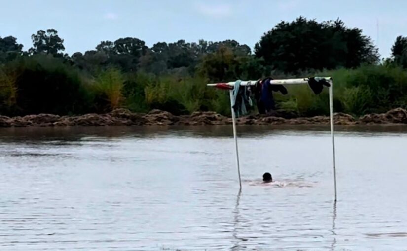 Las obras que no se hacen: Niños nadando en laguna de desperdicios