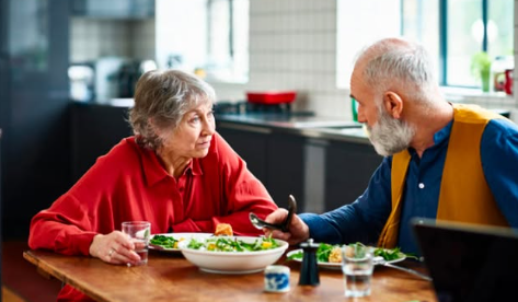 ¿A qué hora debe cenar un adulto de 50 a 70 años?