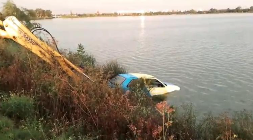 ¿Una distracción?: Auto de la Dirección de Tránsito Municipal cayó en la Laguna Don Tomás