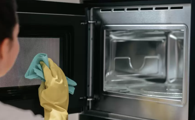 El truco para limpiar el microondas en 5 minutos