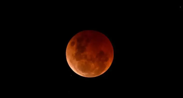 Cómo y cuándo se puede ver el eclipse lunar total esta semana en América Latina y el Caribe