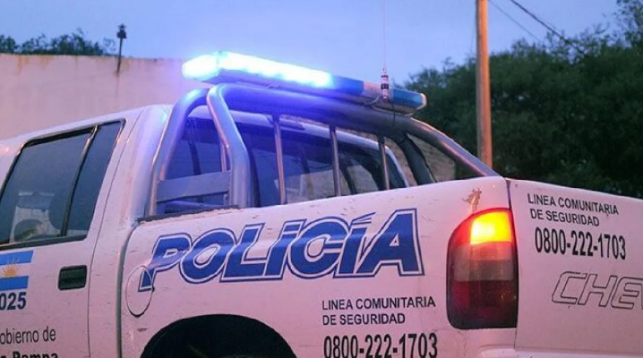 Santa Rosa: Una mujer en moto cayó en un bache no señalizado