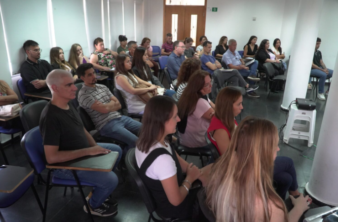 La hora silenciosa en dependencias del gobierno: «Desactivar los tonos del celular y reducir el volumen de la voz»