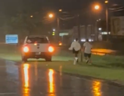 VIDEO- Chocaron una garita en la Avenida Perón: ¿Y se escaparon corriendo?