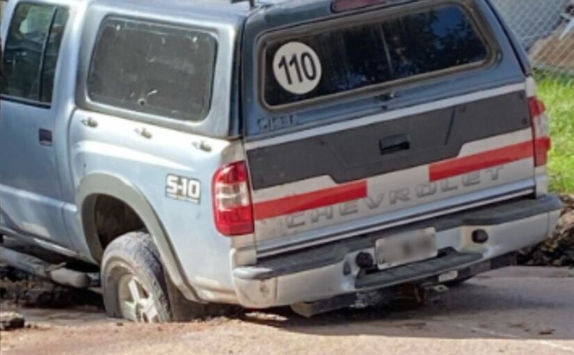 Camioneta quedó encajada en un pozo en Santa Rosa
