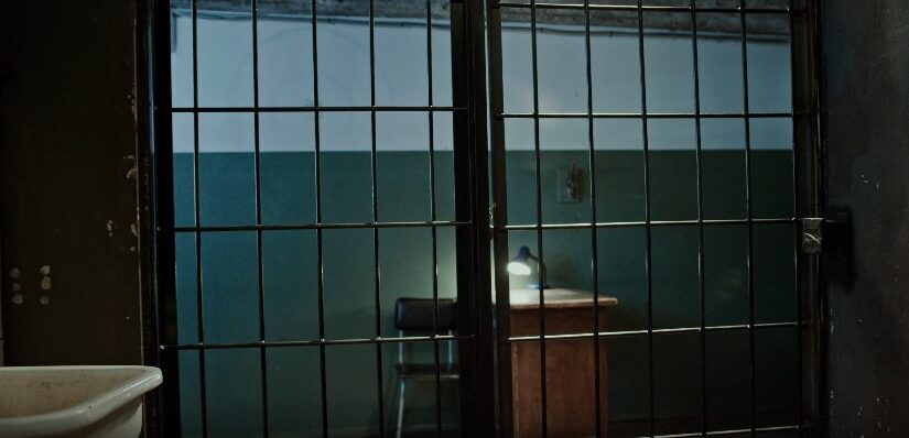 Condenan a seis meses de prisión a hombre por agredir y amenazar a su hermano