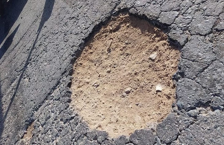 Winifreda responde a la emergencia vial: Municipales reparan la Ruta 35