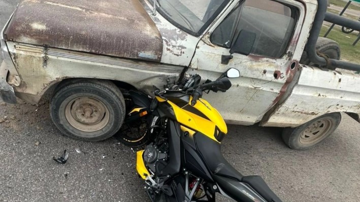 La manija le faltaba de antes: Una moto chocó con una camioneta en Santa Rosa