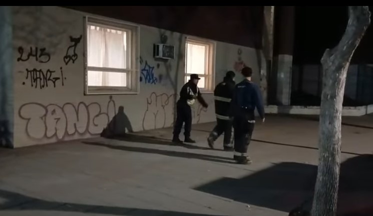 Brutalidad en colegios de Santa Rosa: Una chica golpeada inconsciente, un chico apuñalado, un profesor agredido