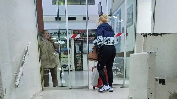 Sin calefacción en la Terminal de Ómnibus de Santa Rosa y con las puertas rotas