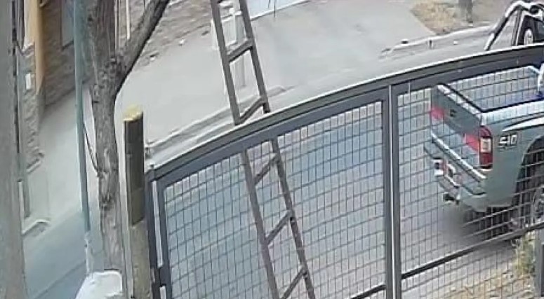 Prestó la escalera, no se la devolvieron y lo denunció: Era por unos minutos y ya pasaron casi 24 horas