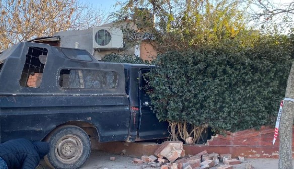 Camioneta se incrustó en el patio de una casa