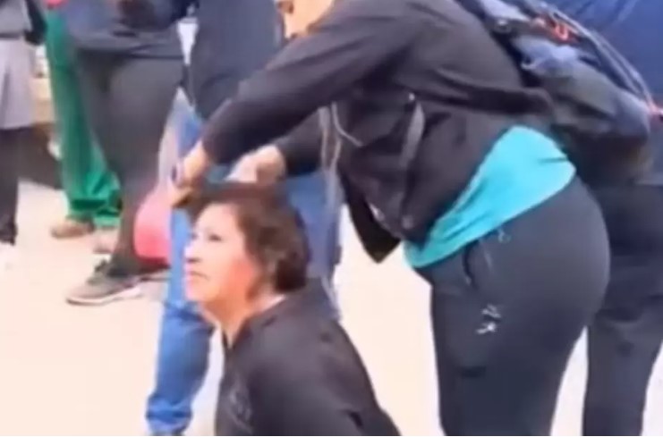 Desnudaron, golpearon y arrastraron por la vía pública a una argentina acusada de robar, en Bolivia