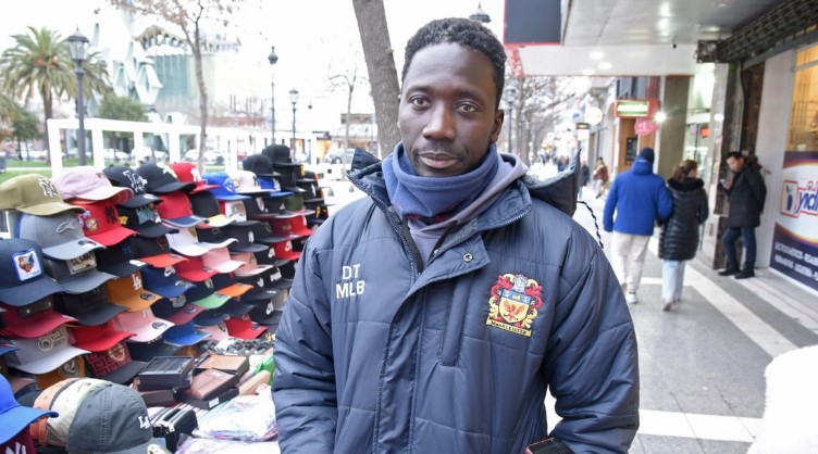 Ni mates, ni termos: Un vendedor ambulante de Senegal denuncia prohibiciones municipales y presunta discriminación inmobiliaria