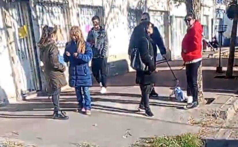 Cámaras de seguridad apuntan a un vecino por la desaparición de «Juanito» en Santa Rosa y vecinos se manifiestan en su domicilio
