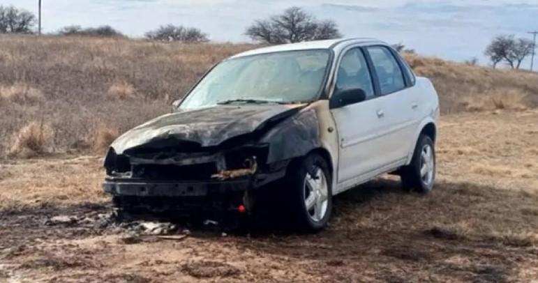 Un auto recién comprado se incendia en la Ruta 10: Conductor ileso