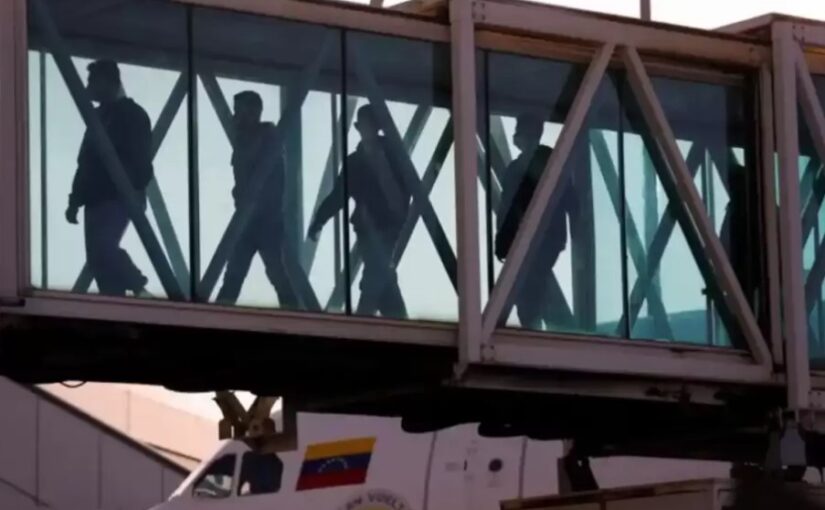 Llega a Ezeiza el primer vuelo con 16 argentinos deportados desde EE.UU