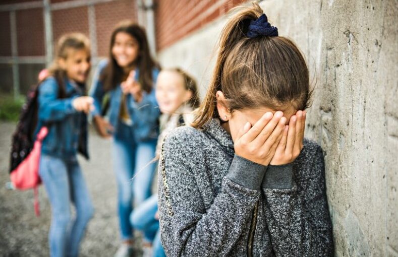 Denuncia un calvario de bullying y saca a su hija de una escuela: «la directora me dijo que no podía hacer nada»