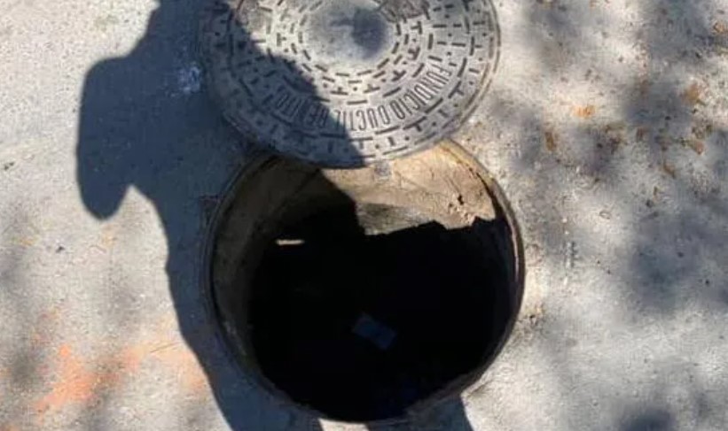 Tapa de cloaca abierta en Payne Norte: denuncian riesgo para conductores y peatones