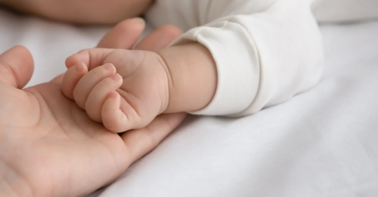 Una pareja de mujeres que querían ser madres subrogaron un vientre se arrepintieron y dan al bebé en adopción