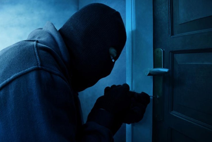 Joven intenta entrar a una casa y en la huida dejó lo que había robado en otra casa