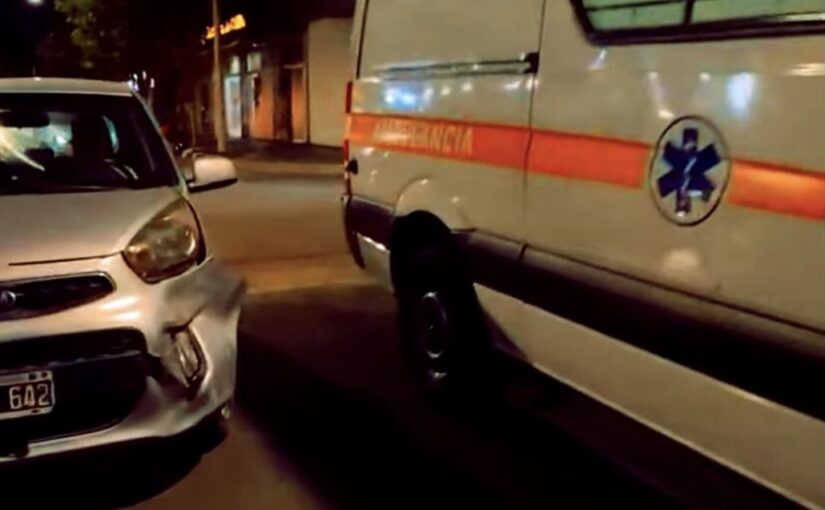 Colisión sin heridos entre una ambulancia y un auto en pleno centro