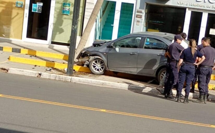 Chocó contra una columna tras una persecución: conducía con 2,23 de alcohol en sangre