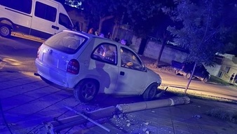 Chocó contra una columna mientras usaba el celular y conducía con 2,68 de alcohol en sangre: Iba con su hijo de 8 meses