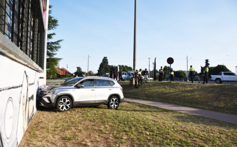Un conductor se descompensó y chocó contra la pared del Colegio Belgrano