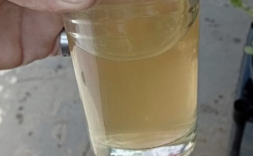 Reclamos en Santa Rosa por agua marrón y cruce de responsabilidades sobre la distribución