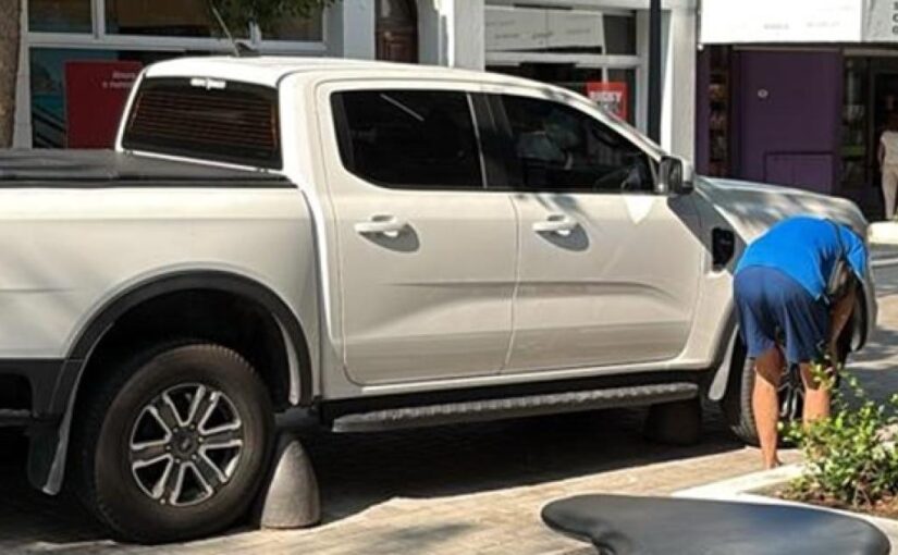 Una camioneta embistió dos bolardos en la semipeatonal de Santa Rosa