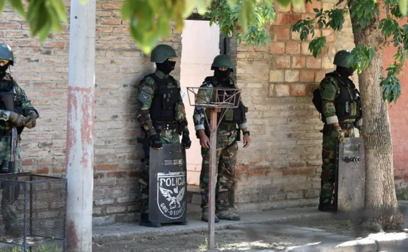 Operativo de exclusión del hogar en el Plan 3.000 con fuerte despliegue policial