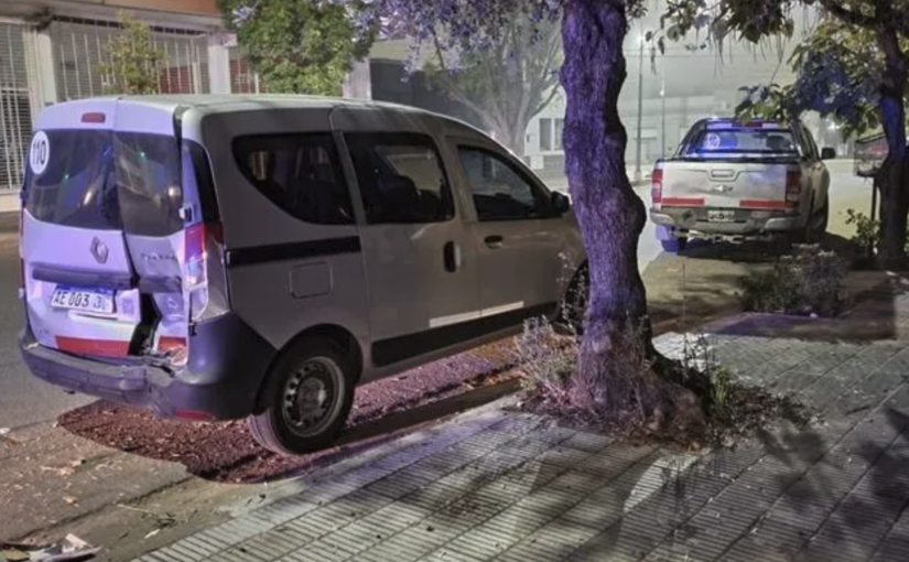 Siniestro vial en General Pico: conductora alcoholizada chocó contra dos vehículos estacionados y un árbol