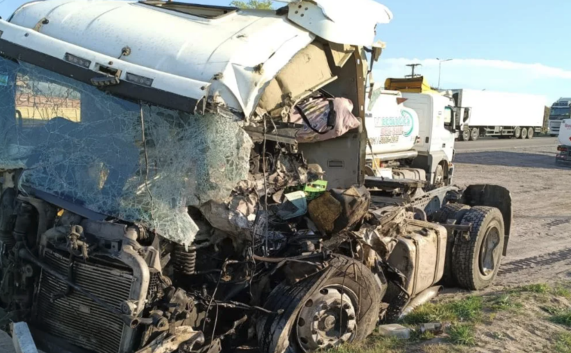 Un muerto y dos heridos en un choque frontal de camiones en el puente interprovincial