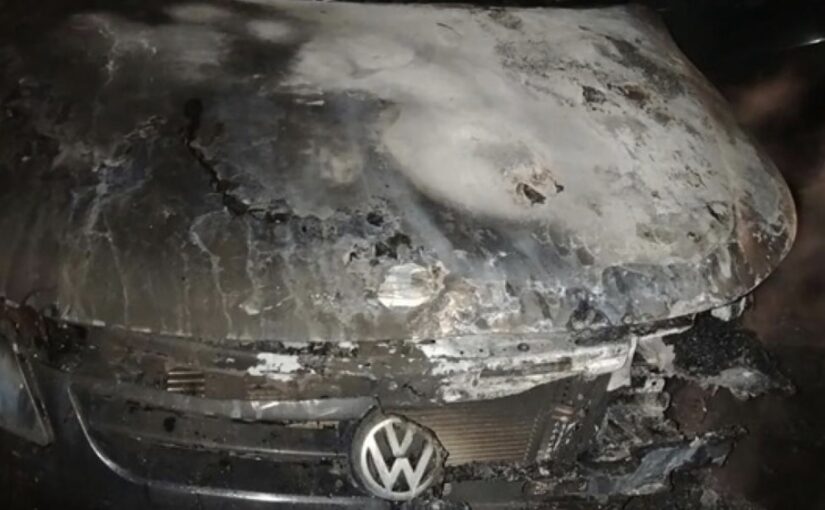 Incendian un auto en la madrugada: sospechan de la expareja de la novia del dueño