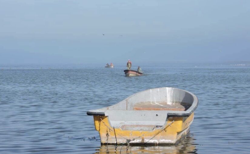 Tres pescadores murieron tras el vuelco de una embarcación en Guaminí y buscan a dos desaparecidos