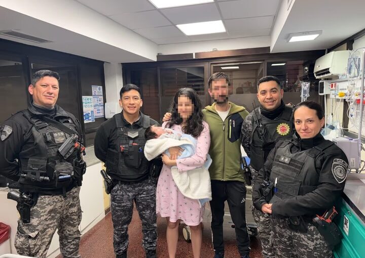 Policías salvaron a un bebé de un mes tras realizarle maniobras de reanimación en el patrullero