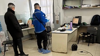 Detuvieron a un policía por el disparo que hirió a una agente embarazada dentro de la Comisaría en San Juan