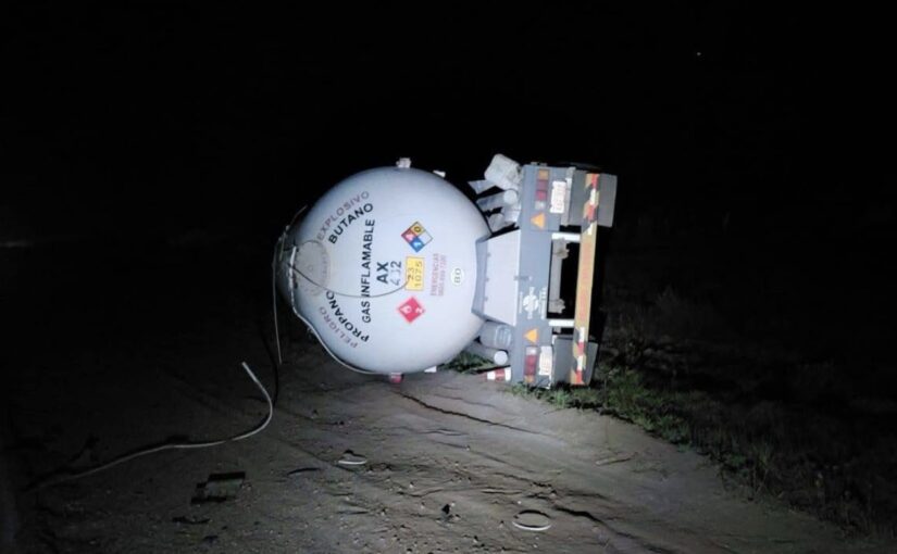 Continúa cortada la ruta 143 por el vuelco de un camión con gas licuado cerca de Chacharramendi
